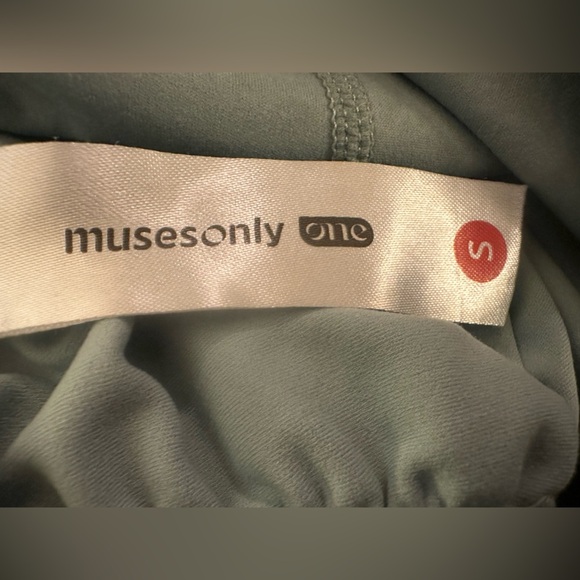 Green Leggings with High-Waisted Design - Picture 8 of 8